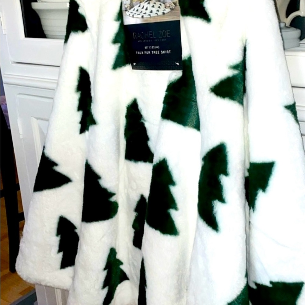 🌲RACHEL ZOE Soft & Luxurious Faux Fur Tree Skirt 🌲NWT🌲 - Picture 2 of 13